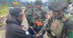 Prajurit Koops TNI Habema Serentak Berikan Pelayanan Kesehatan di Pelosok Papua