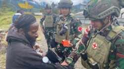 Prajurit Koops TNI Habema Serentak Berikan Pelayanan Kesehatan di Pelosok Papua