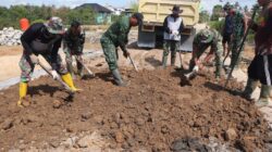 SATGAS TMMD KE-128 KODIM 0908/BONTANG KEBUT PEMBANGUNAN DRAINASE DAN BADAN JALAN