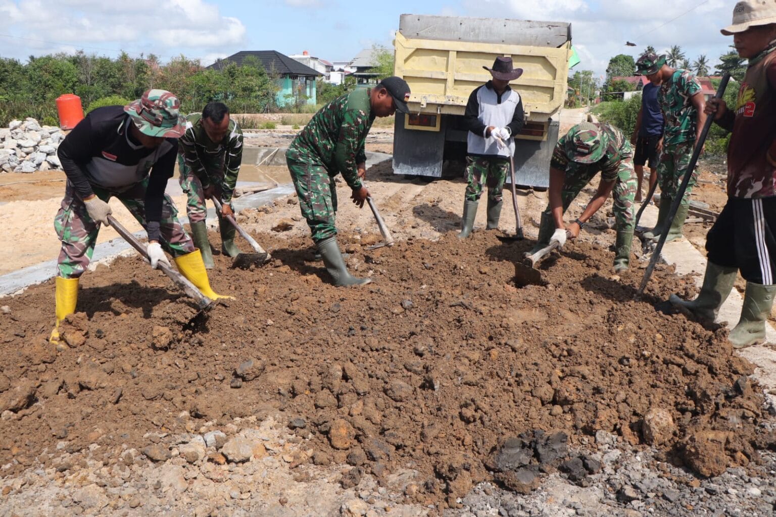 SATGAS TMMD KE-128 KODIM 0908/BONTANG KEBUT PEMBANGUNAN DRAINASE DAN BADAN JALAN