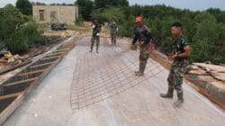 Tahap Penting Pembangunan Jalan, Satgas TMMD 128, Kodim 0908/Bontang Pasang Wiremesh di Lokasi Sasaran