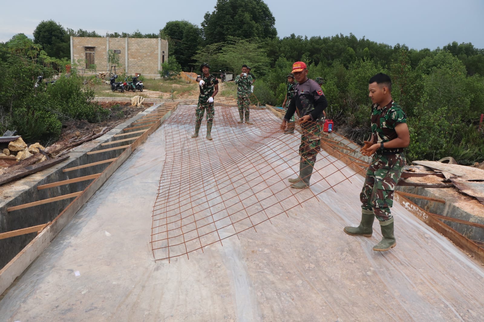 Tahap Penting Pembangunan Jalan, Satgas TMMD 128, Kodim 0908/Bontang Pasang Wiremesh di Lokasi Sasaran