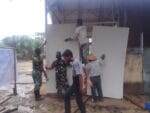 Pengerjaan RTLH di Desa Badak Mekar Terus Berlanjut, Satgas TMMD Ke-128 Kodim 0908/Bontang Lakukan Pemasangan Dinding