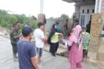 Kebersamaan Personel Satgas TMMD Ke-128 Kodim 0908/Bontang dan Warga Terjalin Hangat di Tengah Pengecoran Jalan