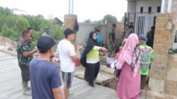Kebersamaan Personel Satgas TMMD Ke-128 Kodim 0908/Bontang dan Warga Terjalin Hangat di Tengah Pengecoran Jalan