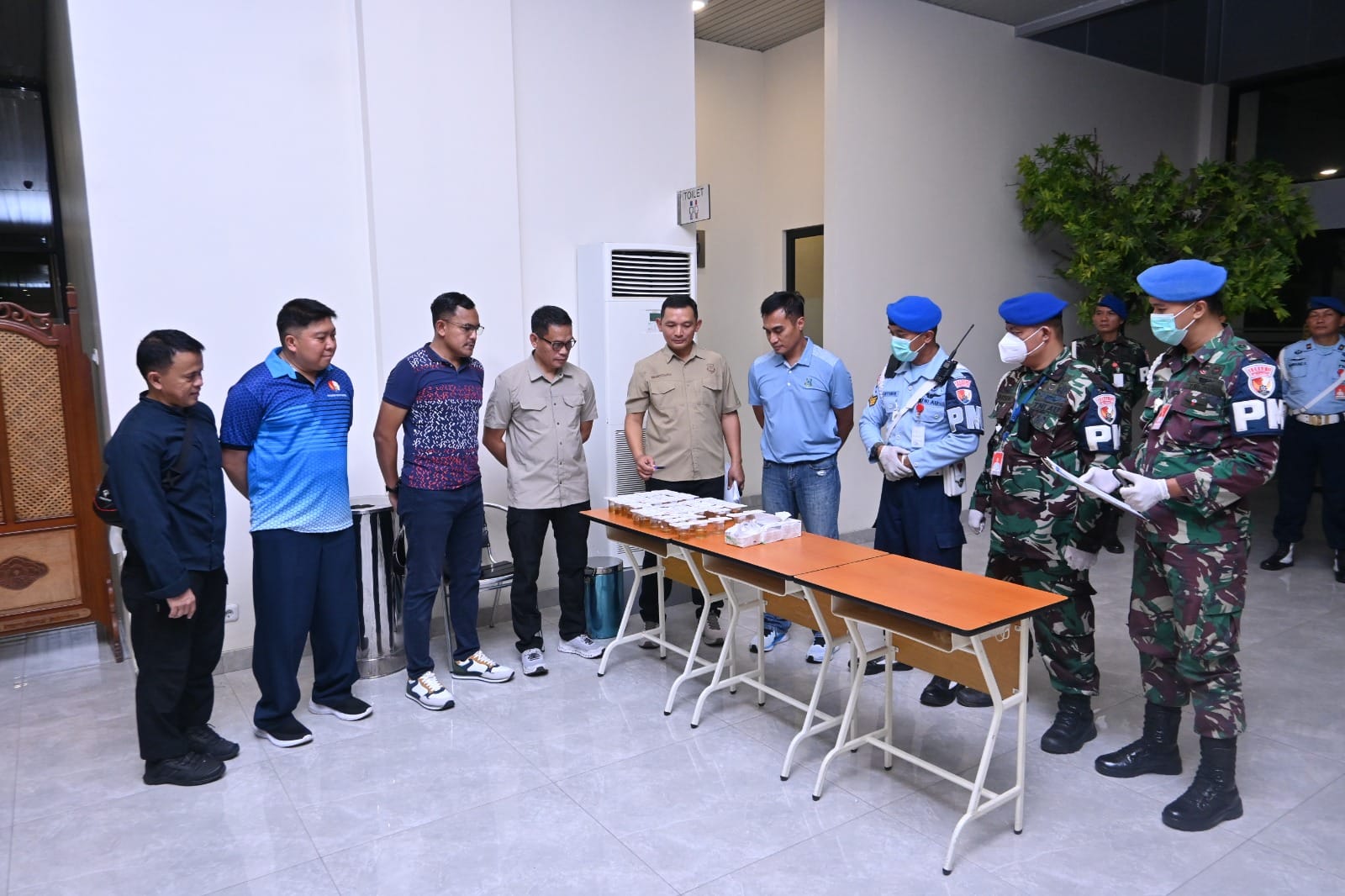 Cegah Penyalahgunaan Narkoba dan LGBT, Lanud Sultan Hasanuddin Gelar Apel Malam dan Tes Urine Prajurit Bujangan Cegah Penyalahgunaan Narkoba dan LGBT, Lanud Sultan Hasanuddin Gelar Apel Malam dan Tes Urine Prajurit Bujangan
