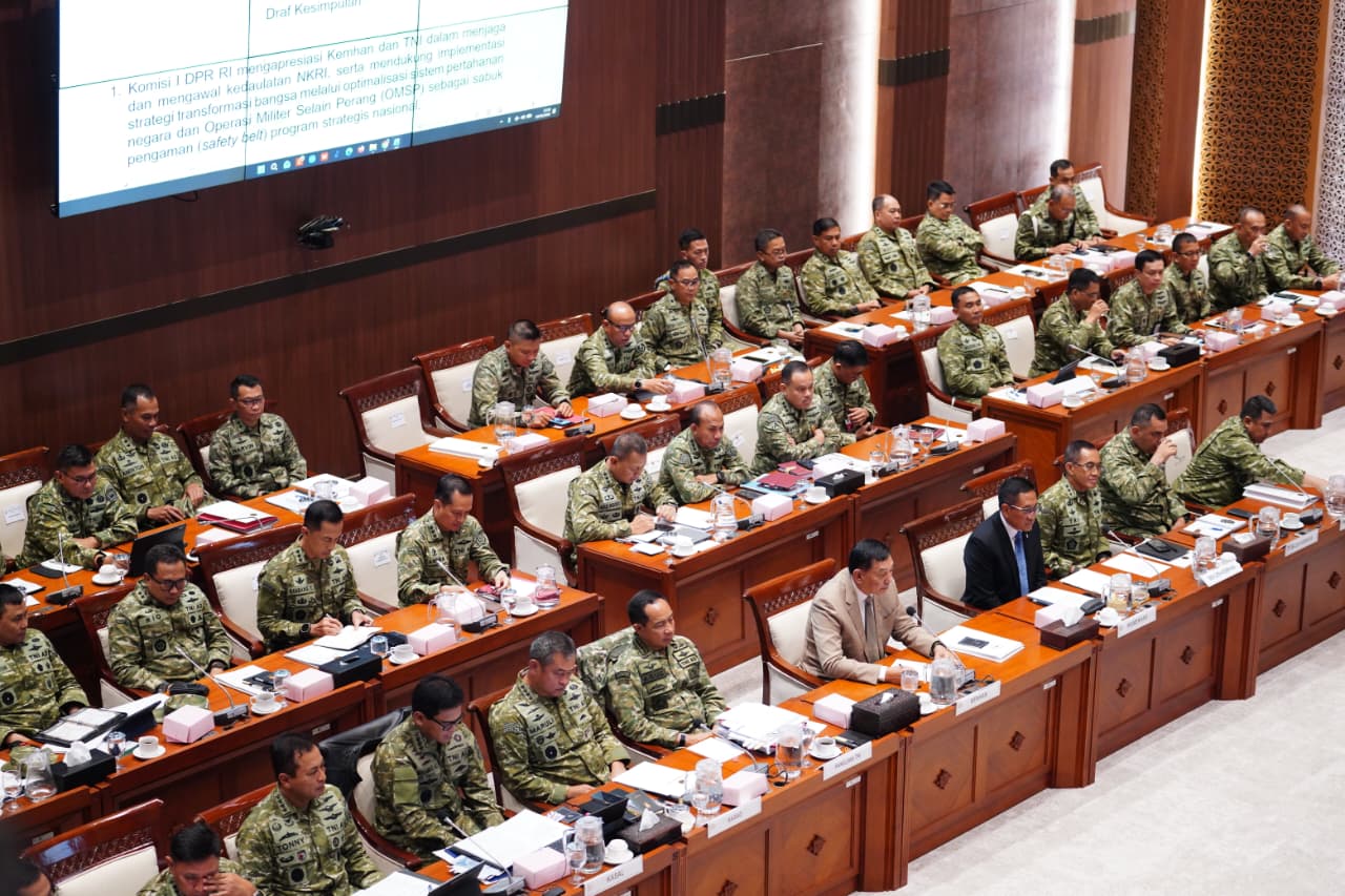 Panglima TNI Hadiri Raker Bersama Komisi I DPR RI Bahas Dinamika Geopolitik dan Misi Perdamaian Dunia