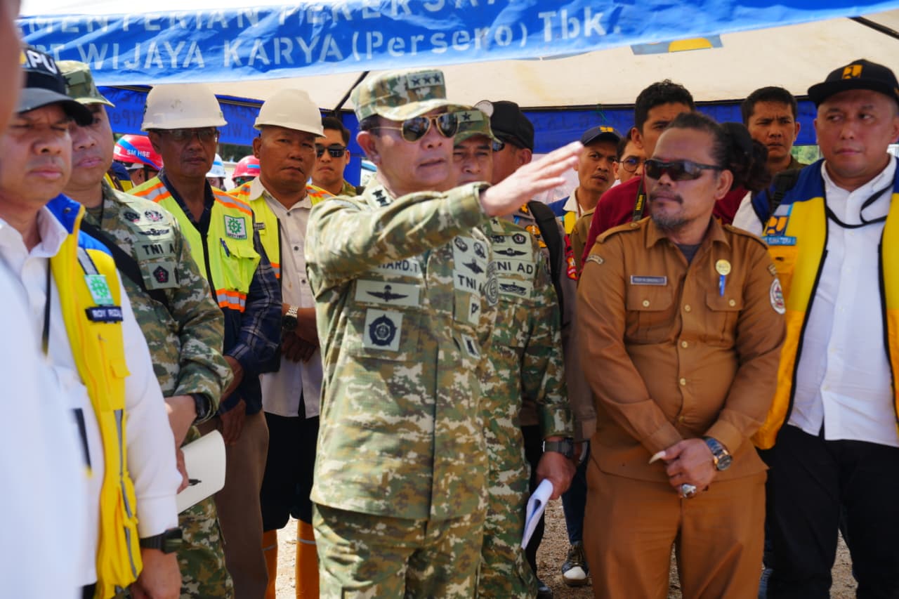 Kasum TNI Tinjau Rehabilitasi Pascabencana dan Serahkan Bantuan Air Bersih di Tapanuli