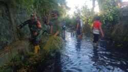 Antisipasi Banjir, Babinsa Sertu Didik Bersama Warga Kepanjenkidul Bersihkan Saluran Sungai