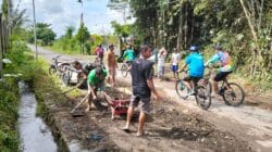 Wujud Nyata Kemanunggalan TNI-Rakyat, Babinsa Candirejo Gotong Royong Bersihkan Jalan Desa