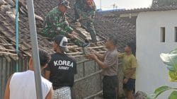 Wujud Kemanunggalan TNI, Babinsa Kademangan Bersama Warga Gotong Royong Rehab Rumah Layak Huni