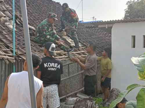 Wujud Kemanunggalan TNI, Babinsa Kademangan Bersama Warga Gotong Royong Rehab Rumah Layak Huni Wujud Kemanunggalan TNI, Babinsa Kademangan Bersama Warga Gotong Royong Rehab Rumah Layak Huni