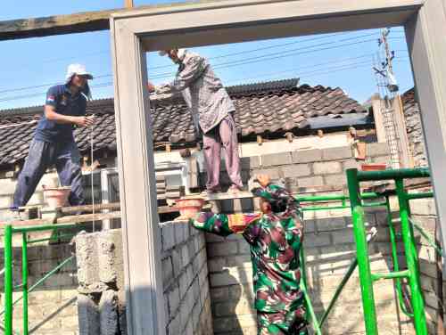 Wujudkan Hunian Layak, Babinsa Pakunden Bersama Warga Gotong Royong Renovasi Rumah RTLH