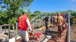 Sinergi TNI Dan Warga, Babinsa Kelurahan Sentul Dampingi Pengecoran Jembatan Beton Garuda Sungai Cari