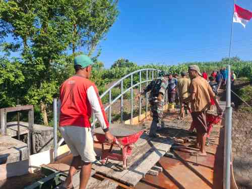 Sinergi TNI Dan Warga, Babinsa Kelurahan Sentul Dampingi Pengecoran Jembatan Beton Garuda Sungai Cari