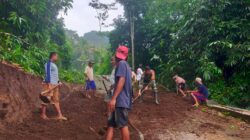 Wujud Sinergitas, Babinsa Banjarsari Bersama Warga Gotong Royong Lebarkan Jalan Desa