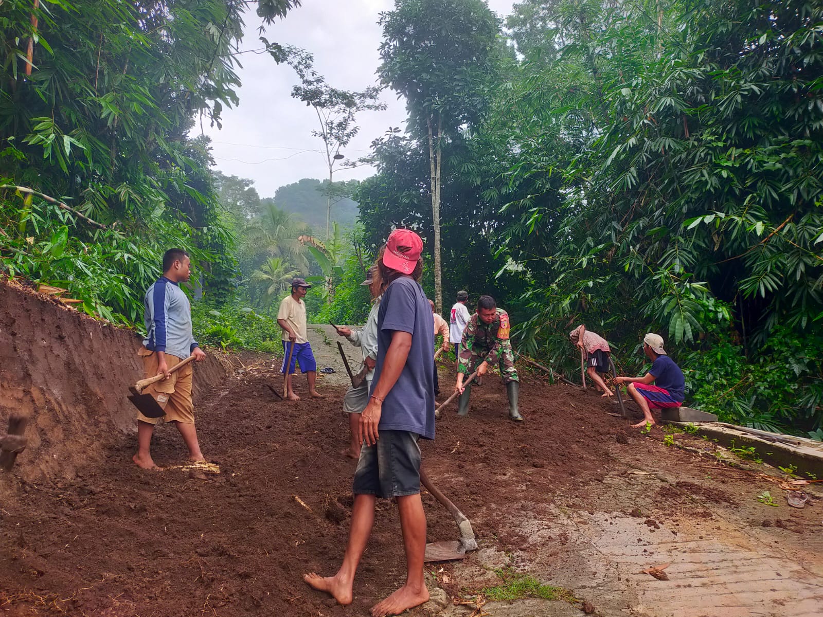 Wujud Sinergitas, Babinsa Banjarsari Bersama Warga Gotong Royong Lebarkan Jalan Desa Wujud Sinergitas, Babinsa Banjarsari Bersama Warga Gotong Royong Lebarkan Jalan Desa