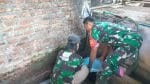 Wujud Kemanunggalan TNI, Babinsa Rejoso Gotong Royong Renovasi MCK Warga Binangun
