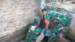 Wujud Kemanunggalan TNI, Babinsa Rejoso Gotong Royong Renovasi MCK Warga Binangun