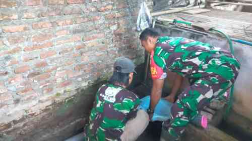 Wujud Kemanunggalan TNI, Babinsa Rejoso Gotong Royong Renovasi MCK Warga Binangun