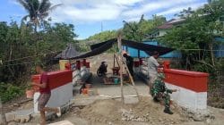 Pembangunan Jembatan Garuda Capai 95 Persen, Personil Kodim 1505/Tidore dan Warga Lakukan Tahap Finishing Pengecatan Pembangunan Jembatan Garuda Capai 95 Persen, Personil Kodim 1505/Tidore dan Warga Lakukan Tahap Finishing Pengecatan