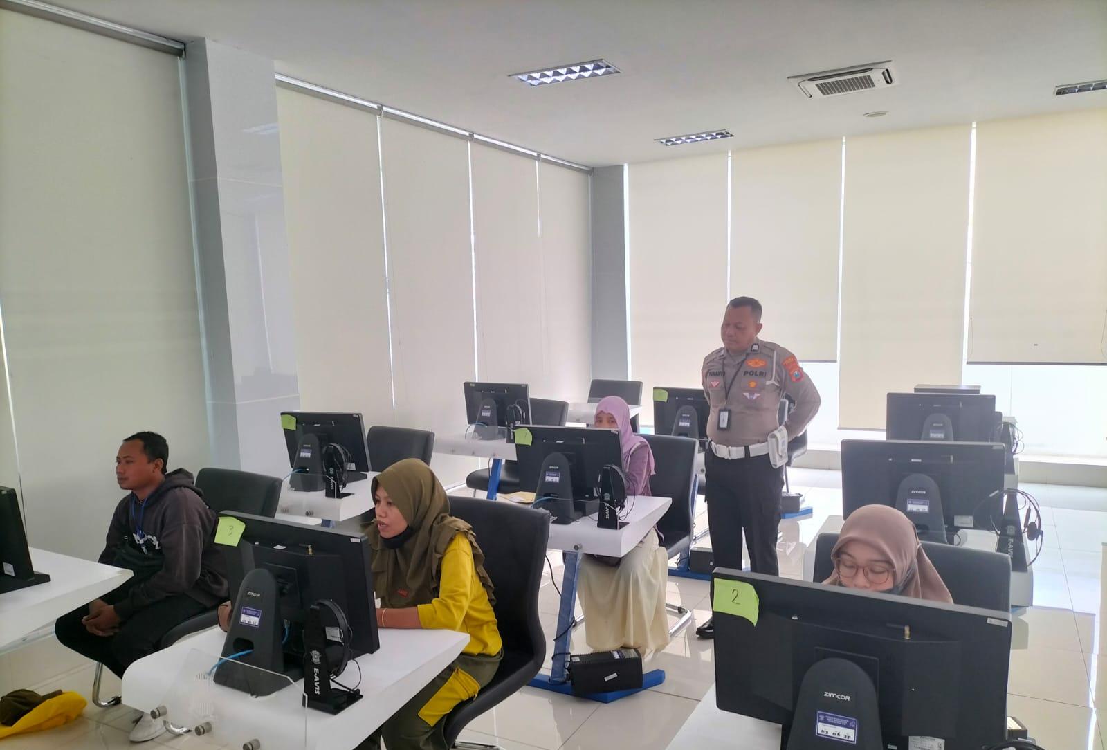 Ramai Sejak Pagi, Polantas Tuban Diserbu Pertanyaan SIM, STNK hingga BPKB oleh Warga Ramai Sejak Pagi, Polantas Tuban Diserbu Pertanyaan SIM, STNK hingga BPKB oleh Warga
