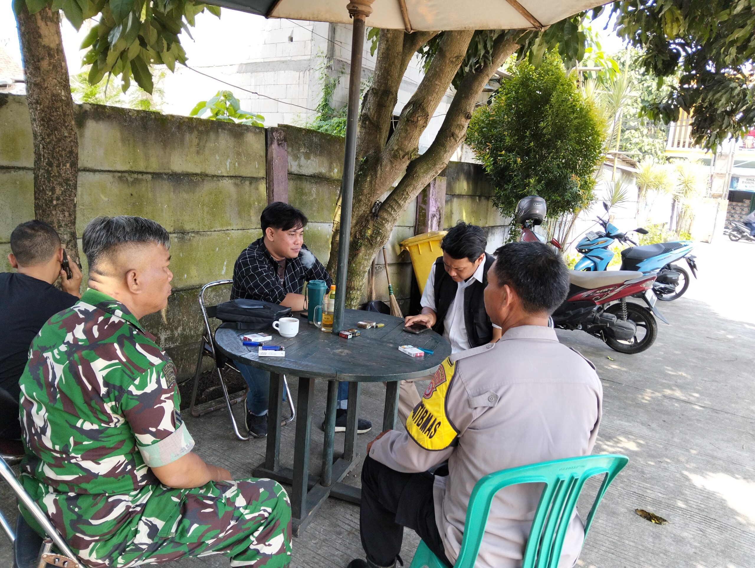 Program Poliran, Bhabinkamtibmas dan Babinsa Sukamulya Dorong Warga Tetap Produktif dan Jaga Kamtibmas Program Poliran, Bhabinkamtibmas dan Babinsa Sukamulya Dorong Warga Tetap Produktif dan Jaga Kamtibmas
