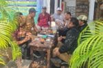Bhabinkamtibmas Desa Cikupa Sambangi Warga, Pererat Silaturahmi dan Sampaikan Pesan Kamtibmas