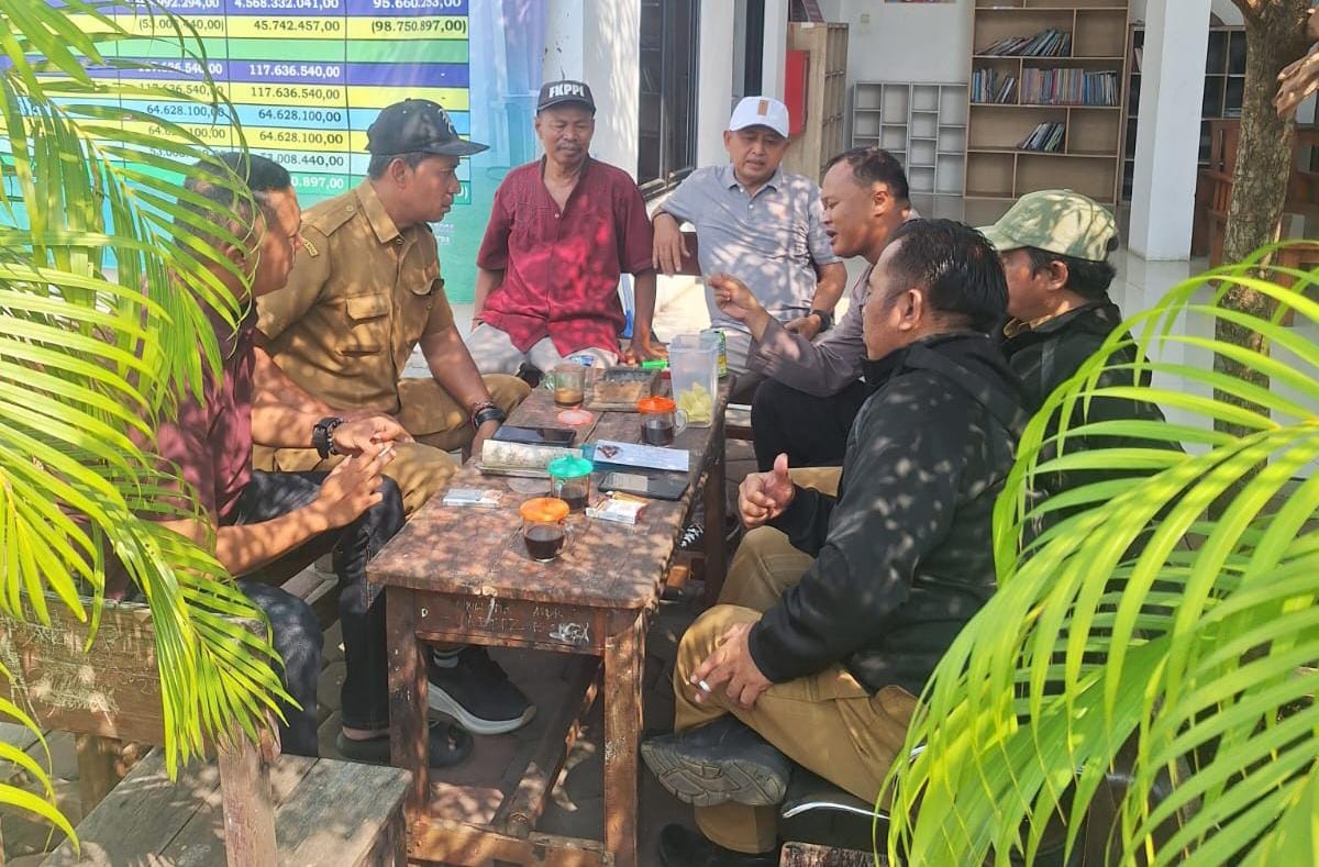 Bhabinkamtibmas Desa Cikupa Sambangi Warga, Pererat Silaturahmi dan Sampaikan Pesan Kamtibmas