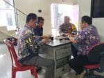 Bhabinkamtibmas Bitung Jaya Pererat Sinergitas dengan Perangkat Desa Melalui Kegiatan Sambang Kamtibmas