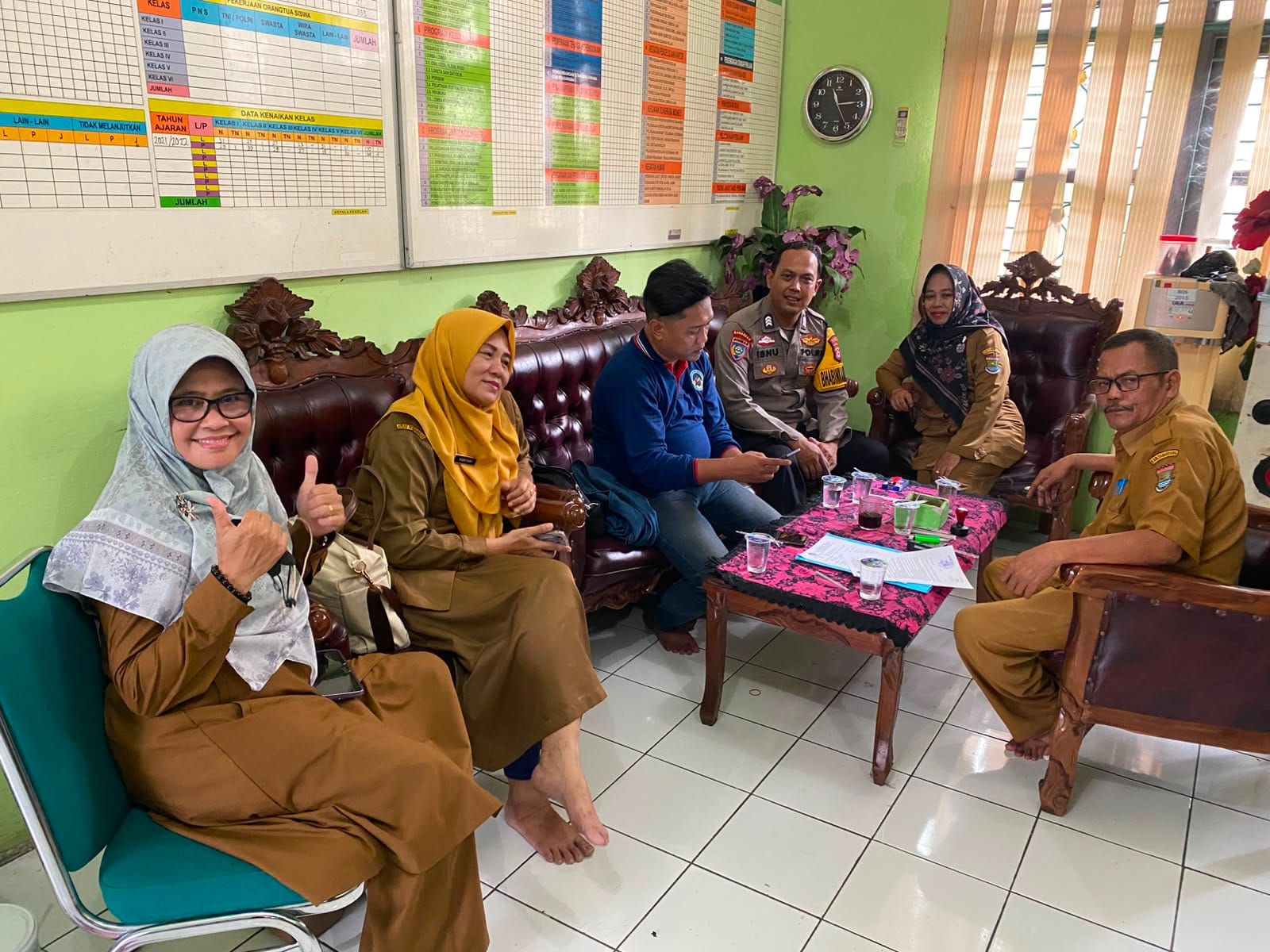 Bhabinkamtibmas Kelurahan Bunder Sambangi Kepala SDN Kadu Bunder, Perkuat Sinergitas dan Edukasi Kamtibmas