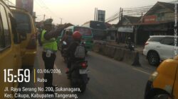 Personel Polsek Cikupa Laksanakan PECAK Sore Hari, Urai Kemacetan di Simpang Columbus PT Cingluh