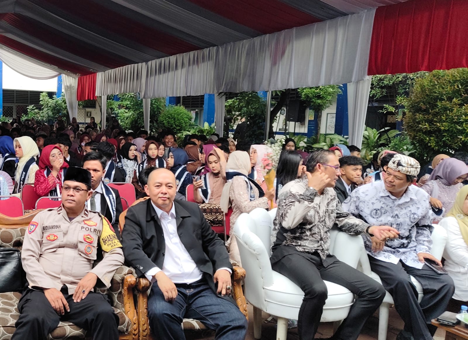 Bhabinkamtibmas Desa Pasir Jaya Hadiri Pelepasan Siswa Kelas IX SMP Negeri 3 Cikupa, Sampaikan Pesan Kamtibmas