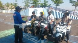 Cerita Pagi di Tuban, Warga Rela Menepi Demi Tanya SIM, STNK dan BPKB ke Polantas