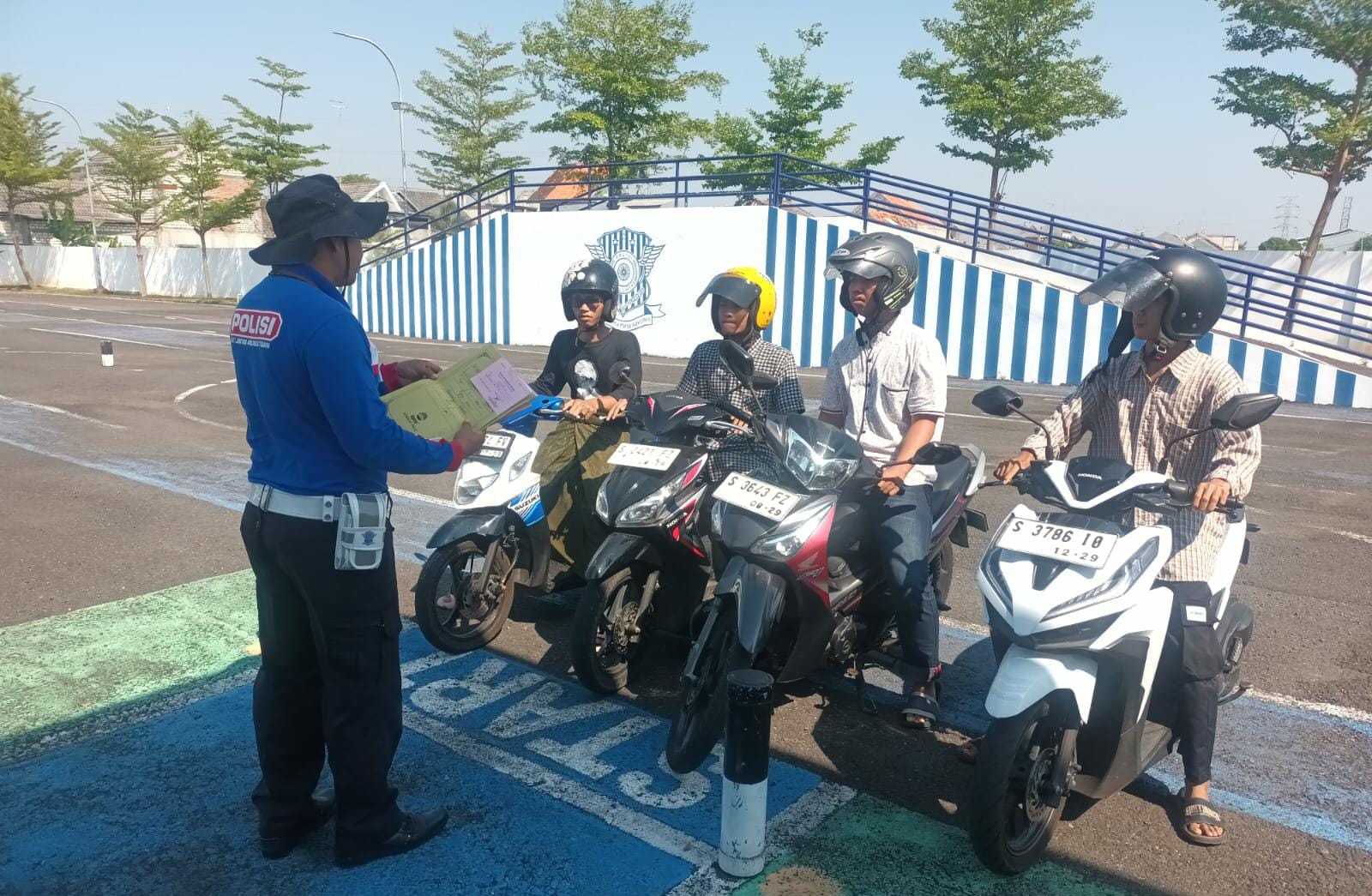 Cerita Pagi di Tuban, Warga Rela Menepi Demi Tanya SIM, STNK dan BPKB ke Polantas
