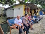 Dua Bhabinkamtibmas Polsek Cikupa Sambangi Warga Pasir Gadung, Perkuat Sinergi Kamtibmas