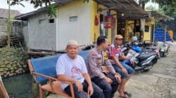 Dua Bhabinkamtibmas Polsek Cikupa Sambangi Warga Pasir Gadung, Perkuat Sinergi Kamtibmas