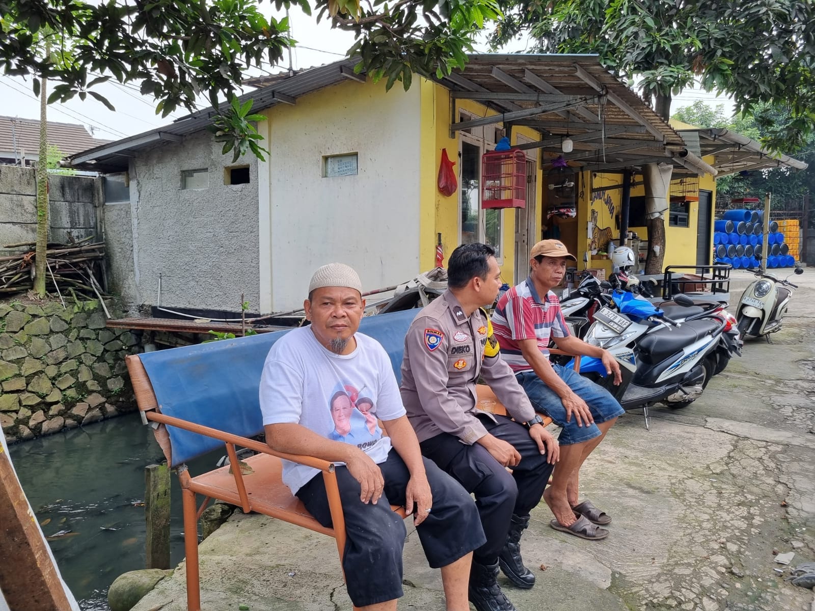 Dua Bhabinkamtibmas Polsek Cikupa Sambangi Warga Pasir Gadung, Perkuat Sinergi Kamtibmas