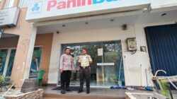 Bhabinkamtibmas Desa Bojong Sambangi Petugas Keamanan Bank, Sosialisasikan Layanan Polisi 110
