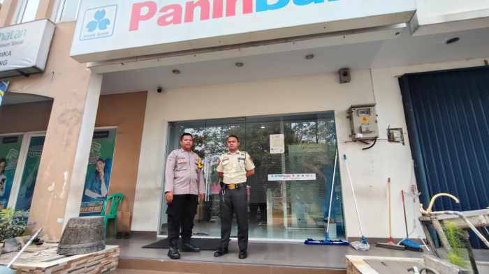 Bhabinkamtibmas Desa Bojong Sambangi Petugas Keamanan Bank, Sosialisasikan Layanan Polisi 110