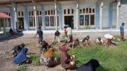 Melalui Jum'at Berkah, Koramil 1505-04/Oba Ajak Pelajar Peduli Kebersihan Masjid