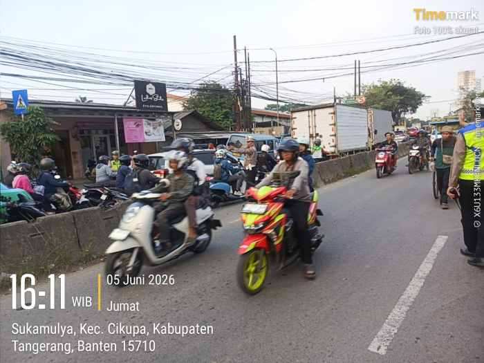 Personel Polsek Cikupa Laksanakan PECAK Sore Hari, Arus Lalu Lintas Tetap Ramai Lancar dan Terkendali