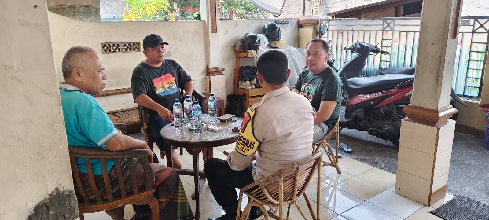 Bhabinkamtibmas Desa Pasir Jaya Pererat Kemitraan dengan Warga Melalui Kegiatan Sambang dan Edukasi Kamtibmas