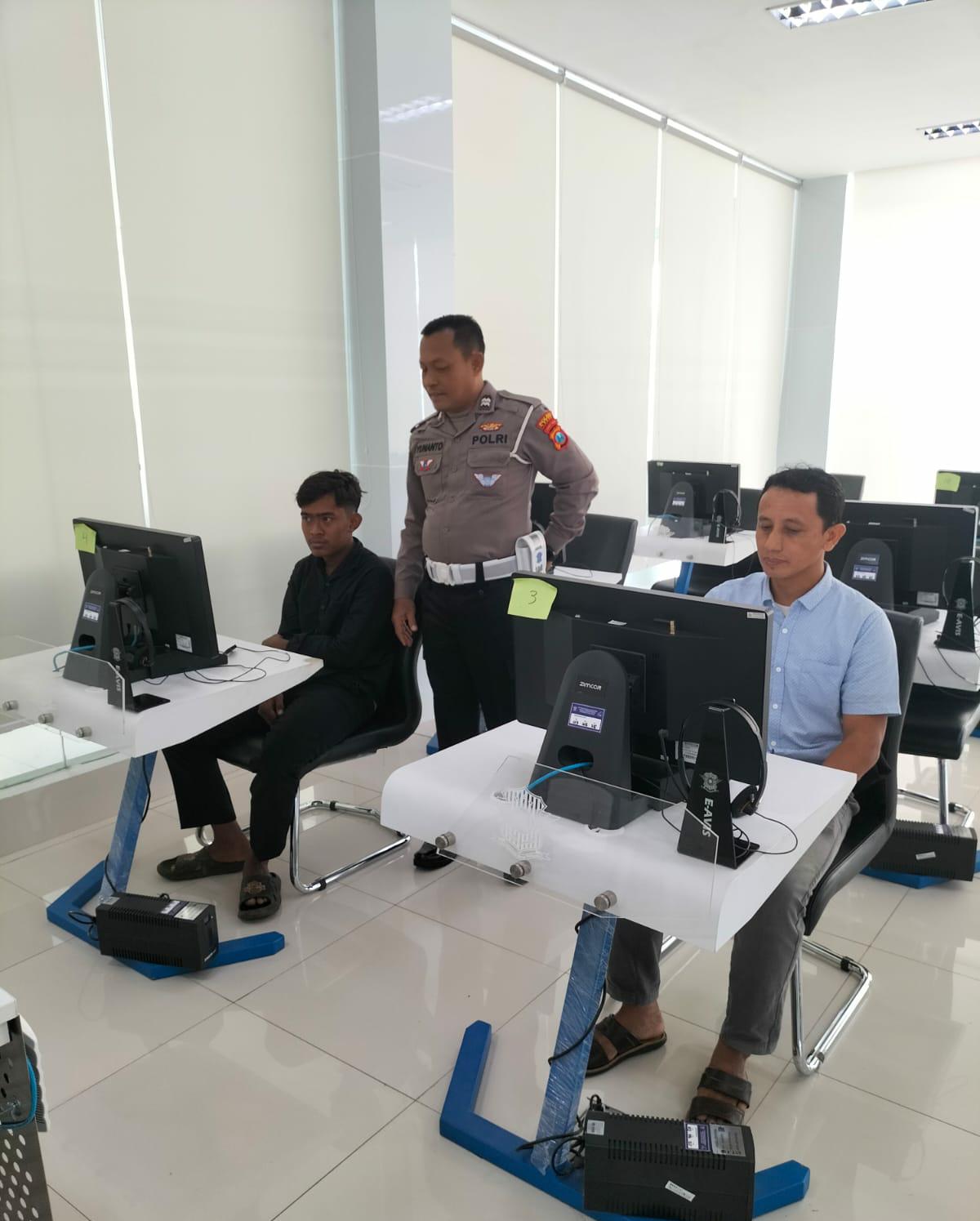 Kerumunan Pagi di Tuban Bikin Penasaran, Ternyata Warga Serbu Layanan SIM dan BPKB Polantas Tuban Kerumunan Pagi di Tuban Bikin Penasaran, Ternyata Warga Serbu Layanan SIM dan BPKB Polantas Tuban