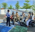 Pengemudi Motor di Tuban Lega, Polantas Jelaskan Perpanjangan SIM dan BPKB