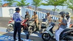 Pengemudi Motor di Tuban Lega, Polantas Jelaskan Perpanjangan SIM dan BPKB Pengemudi Motor di Tuban Lega, Polantas Jelaskan Perpanjangan SIM dan BPKB