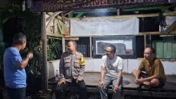 Bhabinkamtibmas Desa Cikupa Aktif Sambangi Pos Ronda, Perkuat Sinergi Kamtibmas Bersama Warga Bhabinkamtibmas Desa Cikupa Aktif Sambangi Pos Ronda, Perkuat Sinergi Kamtibmas Bersama Warga