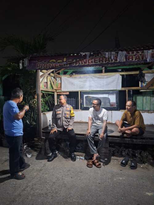 Bhabinkamtibmas Desa Cikupa Aktif Sambangi Pos Ronda, Perkuat Sinergi Kamtibmas Bersama Warga Bhabinkamtibmas Desa Cikupa Aktif Sambangi Pos Ronda, Perkuat Sinergi Kamtibmas Bersama Warga
