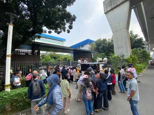 Sumatera Padam, Siapa Bertanggung Jawab? Massa Geruduk Kantor PLN Pusat Bawa Tuntutan Keras Sumatera Padam, Siapa Bertanggung Jawab? Massa Geruduk Kantor PLN Pusat Bawa Tuntutan Keras