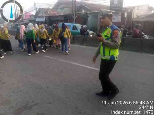 Personel Polsek Cikupa Laksanakan Pengaturan Lalu Lintas Pagi, Wujudkan Kamseltibcar di Jam Sibuk Personel Polsek Cikupa Laksanakan Pengaturan Lalu Lintas Pagi, Wujudkan Kamseltibcar di Jam Sibuk